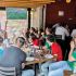 Personas disfrutando de un partido de futbol en un restaurante.