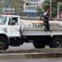 CIUDAD DE MÉXICO, 04ABRIL2019.- Trabajador de la ciudad riegan los camellones de Paseo de la Reforma, mientras uno más se dispone a manejar la pipa que transporta agua tratada.FOTO: ROGELIO MORALES /CUARTOSCURO.