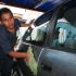 MÉXICO, D.F., 25JULIO2008.-  Victor Reyes, es un lava coches de Lindavista que trabaja en un establecimiento serio, recibe propinas por cada uno que seca y almorolea, a diferencia de los lava coches de las calle o franeleros, Victor recibe un sueldo por sus servicios, es dura la chamba pero no me va tan mal comenta mientras seca la puerta de un auto.  FOTO: RICARDO CASTELAN /CUARTOSCURO.COM