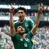 Gilberto Mora celebra junto a Raúl Jiménez el segundo tanto mexicano a unos minutos de haber ingresado de cambio.