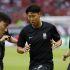 Son Heung-min ya hace ejercicios de calentamiento previo al partido.