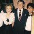 Ernesto Franco junto a su arpa, a su derecha, el expresidente de los Estados Unidos Ronald Reagan.