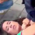 La CDH Puebla abrió una queja de urgencia tras viralizarse el video de una policía de San Andrés Cholula sometiendo violentamente a una madre en el piso.