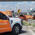 Un tráiler cayó desde el puente Interpuerto en Salinas Victoria, Nuevo León; pese al aparatoso accidente, el conductor resultó ileso.