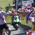 Isaac Del Toro Romero celebra al ganar la etapa final del Tour Auvergne-Rhone-Alpes
