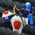 Aficionados de Japón levanta la basura después del partido ante Países Bajos