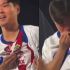 Aficionado de Corea besa el escudo de Chivas