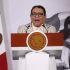 Rosa Icela Rodríguez, secretaria de Gobernación de México, hablando en un podio con el Escudo Nacional de México durante la conferencia de prensa matutina de Claudia Sheinbaum
