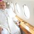 El Papa León XIV, durante un viaje en avión.