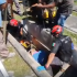 Mujer dentro de tumba en panteón de Guadalupe, NL