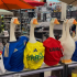 En un supermercado de Canadá, Merlín adorna los stands mundialistas