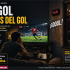 Aficionados ven un partido en una sala mientras vecinos celebran un gol antes de que aparezca en la pantalla.