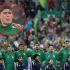 Armando González y los jugadores de México durante el Himno Nacional ante Inglaterra desde la cancha del Estadio Ciudad de México.