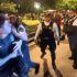 Fotograma de video viral que muestra a un policía de Querétaro agrediendo y empujando a un aficionado con camiseta de la Selección Mexicana en el Centro Histórico de la ciudad durante festejos.(Este es el texto más importante para Google y la accesibilidad. Describe lo que se ve en el contexto de la noticia).Fotograma de video viral que muestra a un policía de Querétaro agrediendo y empujando a un aficionado con camiseta de la Selección Mexicana en el Centro Histórico de la ciudad durante festejos.