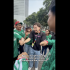 Momento en el que el reportero inglés  Lloyd Canfield experimenta por primera ocasión unos toques en su estancia en México.
