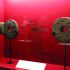 La muestra incluye piezas arqueológicas como cuchillos de sacrificio, esferas de piedra e instrumentos musicales minuatura.