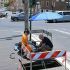 Trabajadores reparan cables de telecomunicaciones bajo extenuante el sol en Roma, Italia.