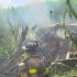 Escena de la caída de una avioneta en Santa Matilde, San Juan del Río, Querétaro. Bomberos y personal de emergencia aseguran la zona y controlan el incendio de la aeronave accidentada.
