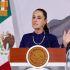 La presidenta de México, Claudia Sheinbaum, hablando desde un atril con el escudo nacional, durante sus declaraciones sobre la soberanía y el caso Mayo Zambada.