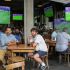 CIUDAD DE MÉXICO, 22JUNIO2026.- Aficionados de diversas nacionalidades observan el primer tiempo del partido entre las selecciones de Francia e Irak, correspondiente a la Copa Mundial de la FIFA 2026, en restaurantes de la colonia Roma. Al llegar el medio tiempo, el encuentro fue suspendido debido a las condiciones climatológicas, con marcador de 1-0 a favor de Francia.FOTO: CAMILA AYALA BENABIB / CUARTOSCURO.COM