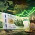 Billete de 200 pesos mexicanos y monedas sobre un dólar estadounidense, con un gráfico financiero verde al alza y una planta industrial de fondo.