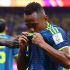 Jáminton Campaz besa escudo de Colombia en la cancha del Estadio Ciudad de México.