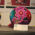 El Metro exhibe 42 balones decorados con técnicas artesanales en Pino Suárez como parte del Mundial Social 2026