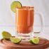 Una michelada tradicional en un tarro.