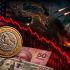 Moneda y billete de 50 pesos junto a un billete de dólar, con gráfica a la baja y tensión entre Estados Unidos e Irán