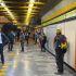 Usuarios esperan arribo del tren en la estación Miguel Ángel de Quevedo.