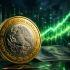 Moneda mexicana frente a un billete de dólar con una gráfica ascendente que representa la apreciación del peso.