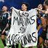 Futbolistas argentinos festejaron con una bandera en defensa de Laas Malvinas