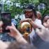 Jalen Brunson, con el trofeo Larry O'Brien, en las celebraciones en Manhattan.