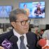 El coordinador de Morena en la Cámara de Diputados y presidente de la Junta de Coordinación Política (Jucopo), Ricardo Monreal Ávila, hizo un llamado a la prudencia y al diálogo ante la confrontación pública entre la gobernadora de Baja California, Marina del Pilar Ávila, y su antecesor, Jaime Bonilla, al considerar que este tipo de diferencias dañan la confianza ciudadana y afectan la unidad del movimiento conformado por Morena, el PT y el Partido Verde.Durante una entrevista en el Palacio Legislativo de San Lázaro, Monreal calificó como "lamentable" que integrantes de un mismo movimiento ventilen sus diferencias en público, especialmente cuando Baja California se prepara para el proceso electoral de 2027, en el que se renovarán diversos cargos de elección popular.El legislador sostuvo que no observa un conflicto entre Morena y el Partido del Trabajo, sino un diferendo de carácter personal entre los involucrados, por lo que descartó que la alianza entre ambos partidos esté en riesgo rumbo a las próximas elecciones."No creo que haya fuego amigo; siento que es un diferendo personal. No altera ni afecta el ánimo entre Morena y el PT, ni pone en riesgo que vayamos juntos en el proceso de 2027", afirmó.Respecto a los nuevos audios difundidos sobre la gobernadora Marina del Pilar, Monreal dijo que era previsible que aparecieran más grabaciones si previamente ya había ocurrido una filtración, aunque confió en que prevalecerá la madurez política para resolver el conflicto. También expresó su solidaridad con la mandataria estatal al considerar que ha enfrentado una intensa campaña de cuestionamientos y ataques públicos.El diputado evitó insistir en que la gobernadora presente una denuncia por el presunto espionaje, al señalar que su prioridad es convocar a la serenidad y evitar una mayor confrontación política."Estoy tratando de llamar a la prudencia, a la razón y a buscar caminos de entendimiento racional y político, que solo a través del diálogo se logran", señaló.Rechaza versión de una fractura en la 4TMonreal también respondió a las declaraciones del senador priista Manuel Añorve, quien habló de un supuesto resquebrajamiento dentro de la llamada Cuarta Transformación.El legislador morenista aseguró que ese escenario no ocurrirá y afirmó que Morena mantendrá la unidad interna."A nosotros no nos va a suceder eso; vamos a mantenernos firmes en la navegación", sostuvo.Enviará carta a organismos internacionales por redadas migratoriasEn otro tema, Monreal lamentó que PRI y PAN no respaldaran una postura conjunta en defensa de los migrantes mexicanos ante las redadas del Servicio de Inmigración y Control de Aduanas (ICE) en Estados Unidos.Anunció que enviará una carta a la Organización de las Naciones Unidas (ONU), a la Comisión Interamericana de Derechos Humanos y a otros organismos internacionales para denunciar el clima de persecución y xenofobia contra los migrantes. Además, informó que invitará a todas las fuerzas políticas a suscribir el documento antes de remitirlo.Respalda a Sheinbaum por caso del piloto vinculado con "El Mayo"Sobre el caso del piloto identificado como "El Hando", presuntamente relacionado con el traslado de Ismael "El Mayo" Zambada, Monreal respaldó la postura de la presidenta Claudia Sheinbaum y calificó como una "grave falla" que la Fiscalía General de la República tardara diez meses en identificar al piloto antes de su extradición.El coordinador de Morena señaló que los sistemas de inteligencia no pueden permanecer tanto tiempo sin conocer la identidad de una persona vinculada a un caso de esa relevancia y afirmó que corresponderá a la propia Fiscalía determinar las responsabilidades.No obstante, evitó pronunciarse sobre una eventual comparecencia del fiscal Alejandro Gertz Manero y reiteró que no adelantará juicios mientras continúen las investigaciones.