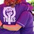 Manifestantes feministas con camisetas moradas con el lema 'JUSTICIA PARA TODAS' se abrazan en México. Imagen de solidaridad y activismo contra el feminicidio, vinculada al caso de Karla Velasco