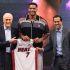 Giannis Antetokounmpo, Pat Riley y Erik Spoelstra, una nueva era en el Heat.