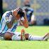 Lisandro Martínez sale del campo por lesión.