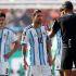 Lionel Messi exige a Slavko Vincic la expulsión de Marc Cucurella por taparse la boca.