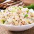 Práctica ensalada rusa con pollo, una comida fresca para los días calurosos