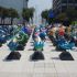 Las coloridas figuras, instaladas sobre una base negra, permanecen al intemperie y sin resguardo.
