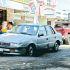 Un auto cayendo en un bache en Atizapán.