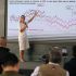Presidenta Claudia Sheinbaum mostrando una gráfica del INEGI sobre la reducción en la percepción de inseguridad urbana en junio de 2026 durante su conferencia.