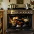¿Por qué no debes guardar ollas en el horno de la estufa?