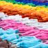 Spencer Tunick reunió formó la bandera de la comunidad como parte de su instalación "Grand Spectrum"
