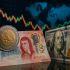 Billete de 100 pesos mexicanos, moneda nacional y dólar estadounidense frente a gráficas financieras al alza.
