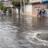 Vecinos de la colonia Valle de Los Reyes en Edomex denuncian que obras mal ejecutadas provocan que las aguas del Metro broten e inunden sus calles.