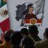 La presidenta de México, Claudia Sheinbaum, hablando desde el atril durante su conferencia matutina en Palacio Nacional, con la bandera de México de fondo.