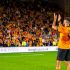 Raúl Jiménez y su familia presentan la bufanda especial 'Sí Señor', un emotivo homenaje a la afición del Wolverhampton que incluye los colores de la bandera de México.