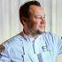 Jan Hartwig, chef alemán del restaurante JAN, posa con uniforme de cocina durante una sesión fotográfica para prensa gastronómica.