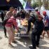 Policías ayudan a trasladar a un paciente de un hospital a un refugio